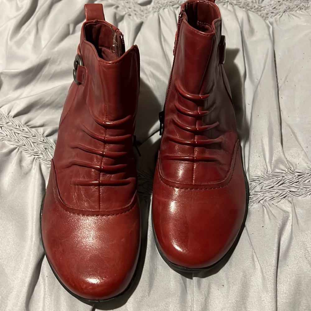 Earth boots burgundy